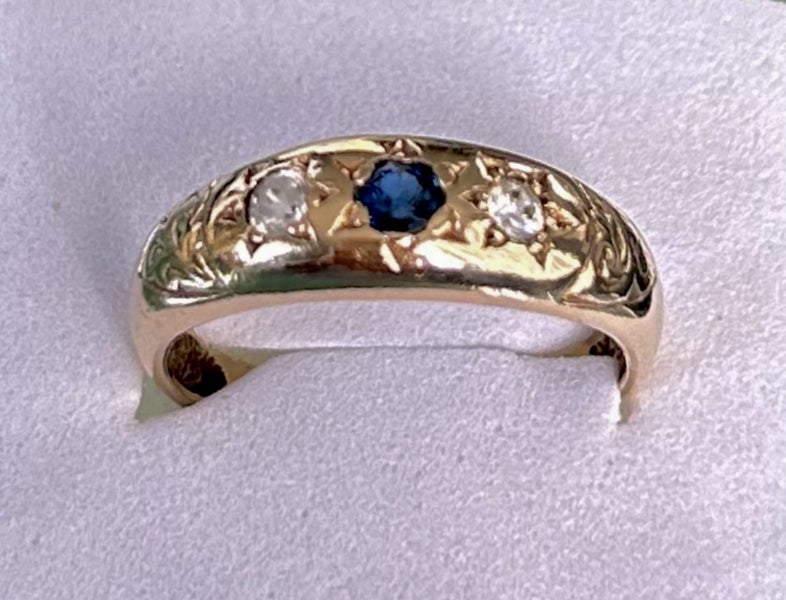 9ct yellow gold ring Carousel 1