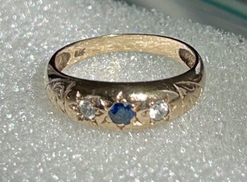 9ct yellow gold ring Carousel 2