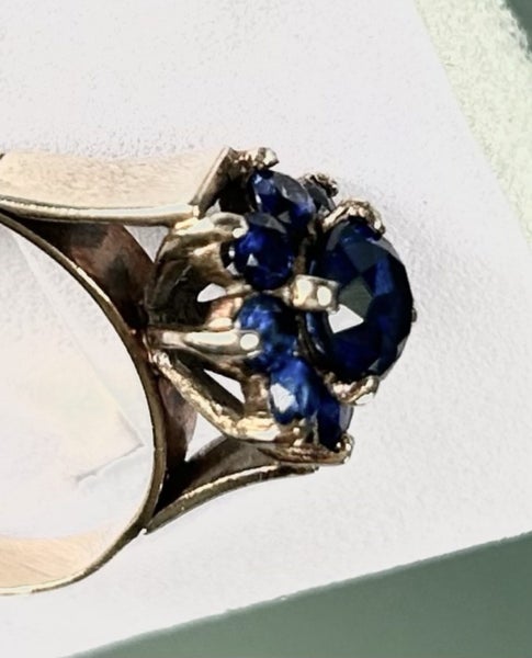 9ct yellow gold Sapphire ring 3.7 grams. Carousel 2