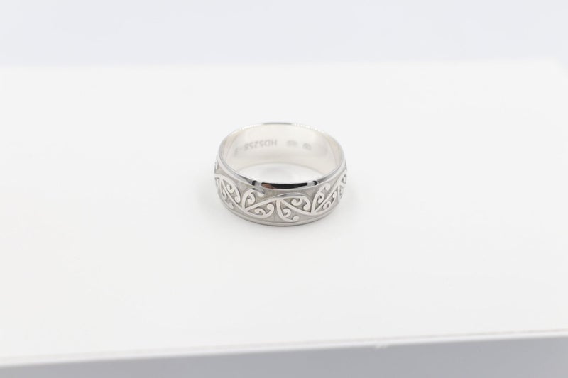 Stg Silver Band with Maori design 9mm HD5258S Carousel 7