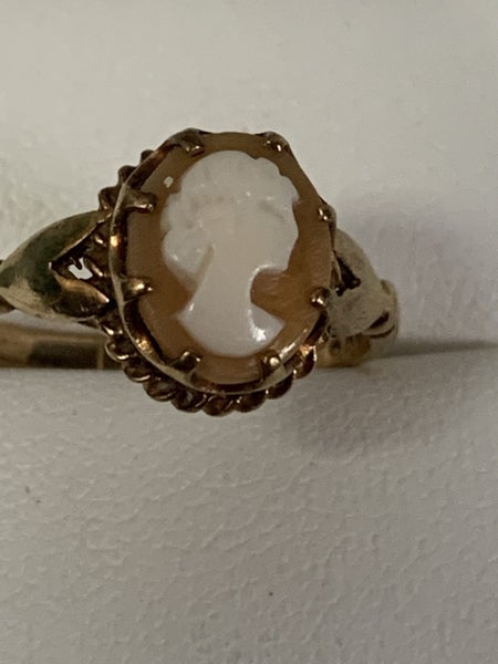 9ct Cameo Gold Ring Carousel 1