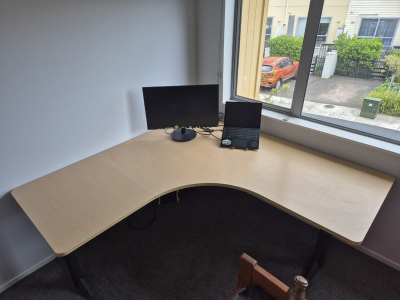 Office desk - solid build Carousel 1