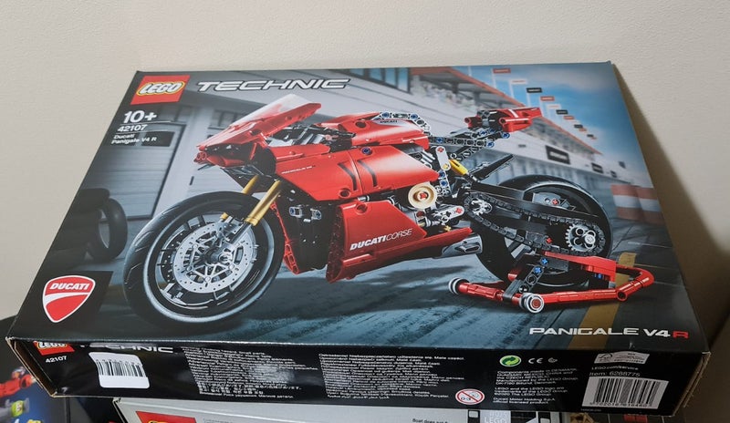 LEGO Technic 42107 Ducati Panigale V4 R Carousel 1