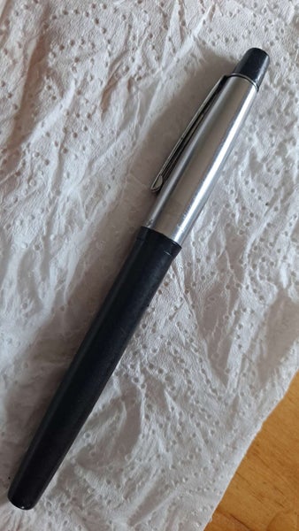 Varsity Pressmatic Fountain pen Carousel 1