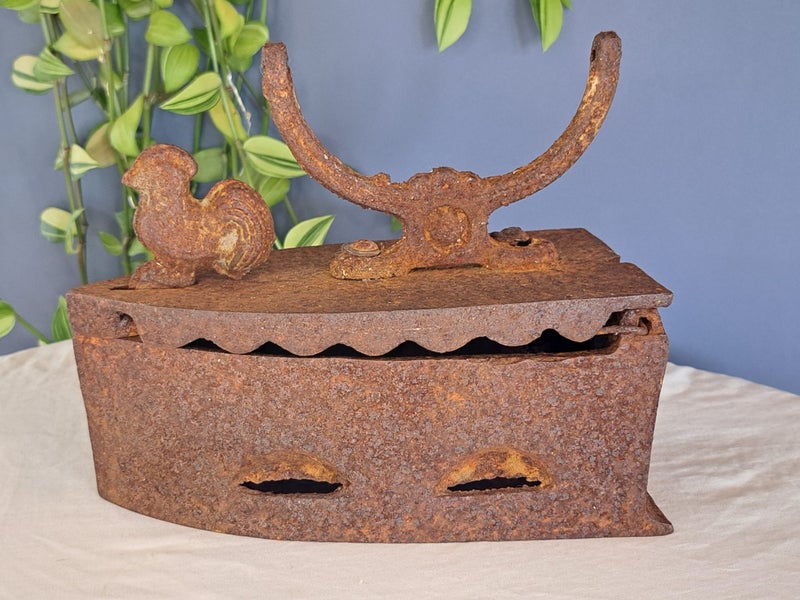 Antique Coal Flat Iron – Very Rusty! Carousel 1