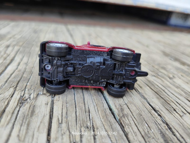 Siku 1342 Jeep Wrangler Open Top Red 1:64 Diecast Model Car Carousel 4