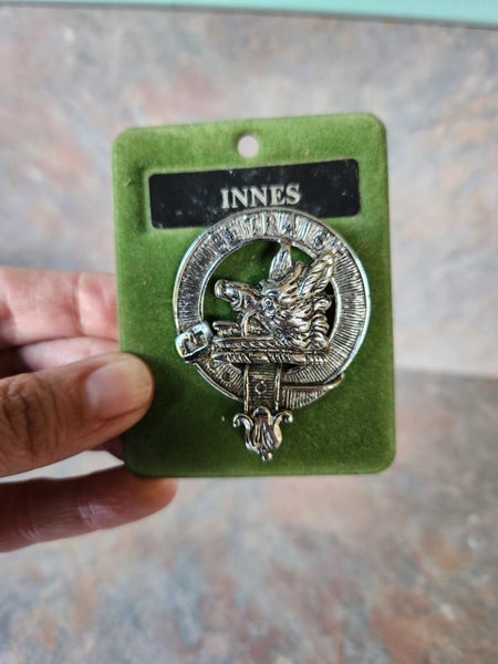 Scottish Vintage clan badge crest pin Innes Carousel 1