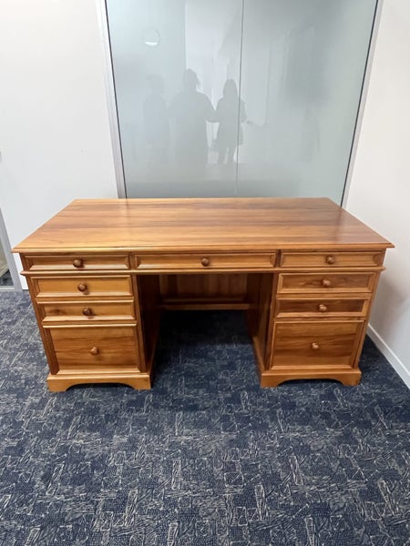 Classic solid wood corporate desk Carousel 1