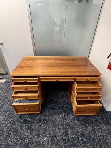 Classic solid wood corporate desk Carousel 2