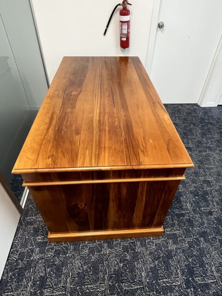 Classic solid wood corporate desk Carousel 5