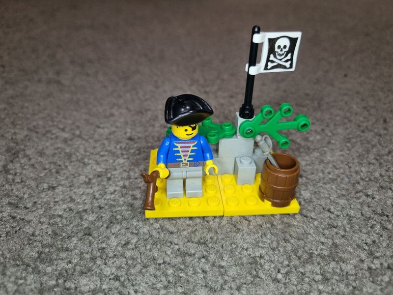 1696 / 1464 Vintage Lego Pirates - Pirate Lookout Carousel 2