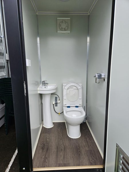 DOUBLE TOILET WITH BASIN Carousel 2