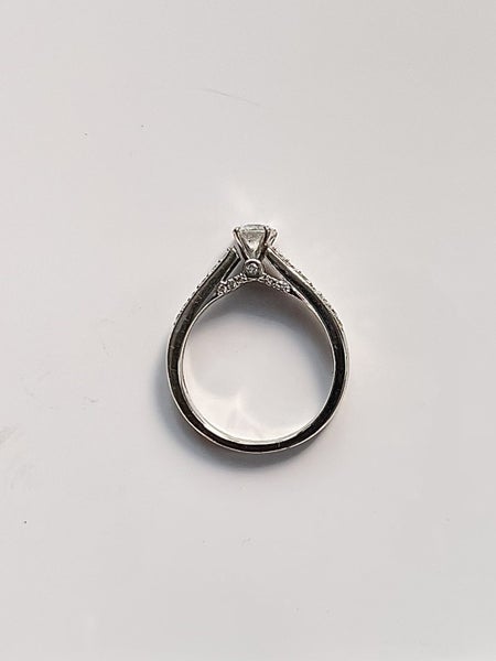 Beautiful 18ct Gold 0.75ct Diamond Ring62865828443905113