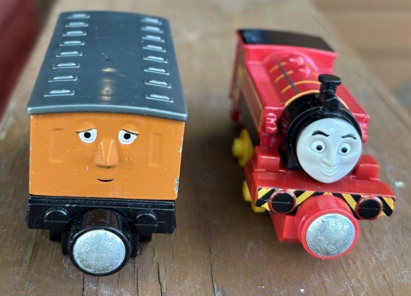 Thomas Tank x 2 Metal Diecast Magnetic Trains “ Victor”+ “Clarabell” Great Cond Carousel 1