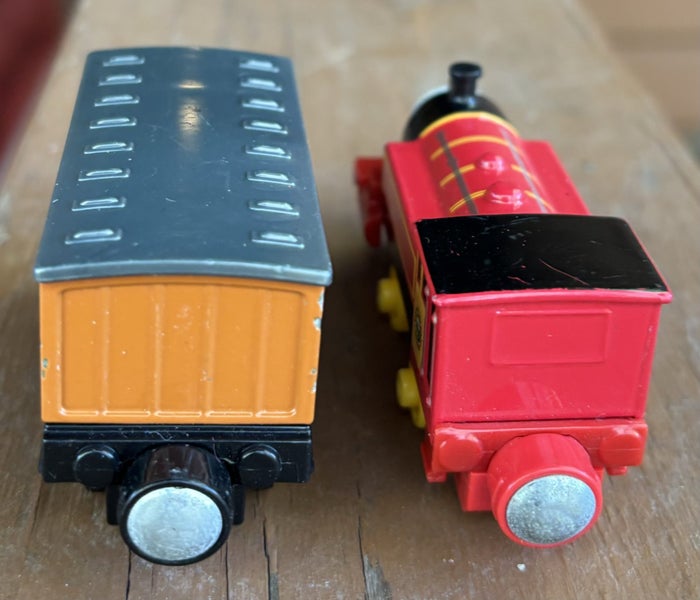Thomas Tank x 2 Metal Diecast Magnetic Trains “ Victor”+ “Clarabell” Great Cond Carousel 2