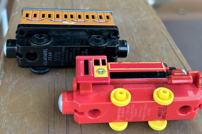 Thomas Tank x 2 Metal Diecast Magnetic Trains “ Victor”+ “Clarabell” Great Cond Carousel 6