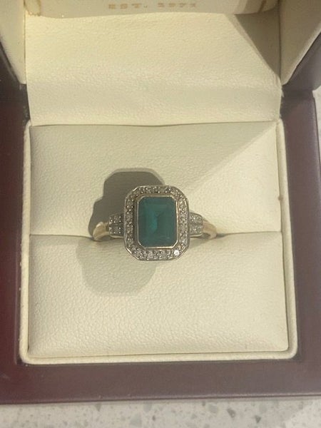 BEAUTIFUL EMERALD RING 18CT GOLD WITH DIAMOND SPECKS Carousel 1