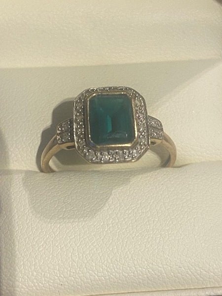 BEAUTIFUL EMERALD RING 18CT GOLD WITH DIAMOND SPECKS Carousel 3
