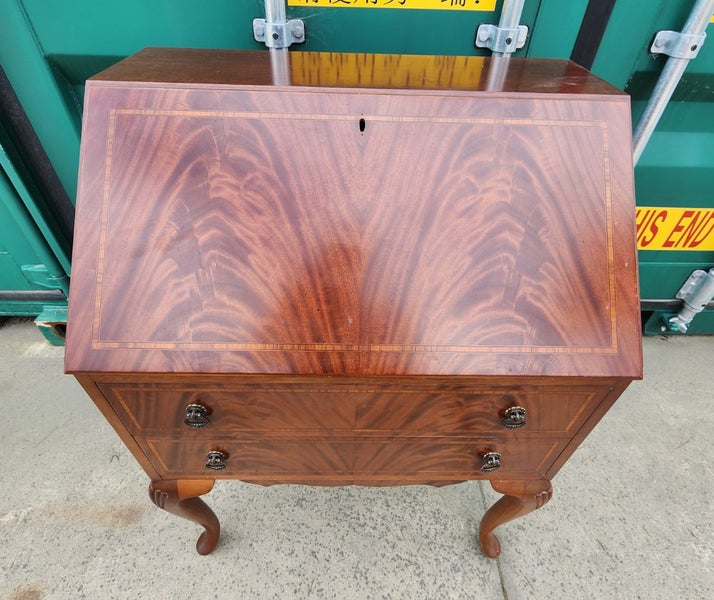 Beautiful desk Carousel 1