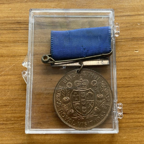 VINTAGE Queen Elizabeth II Royal visit badge/pin/medal 1953-54! Carousel 1