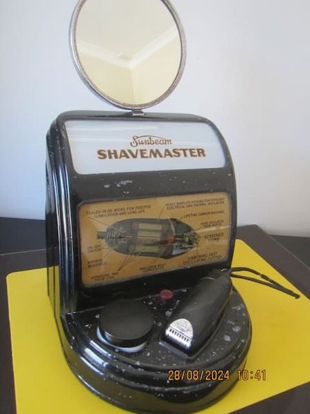 Shaver Collection - 37 rare shavers / old counter display unit / Replica ads Carousel 1
