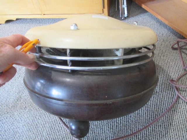 DECO BAKELITE FLYING SAUCER HEATER. .CHECKED AND WORKING Carousel 2