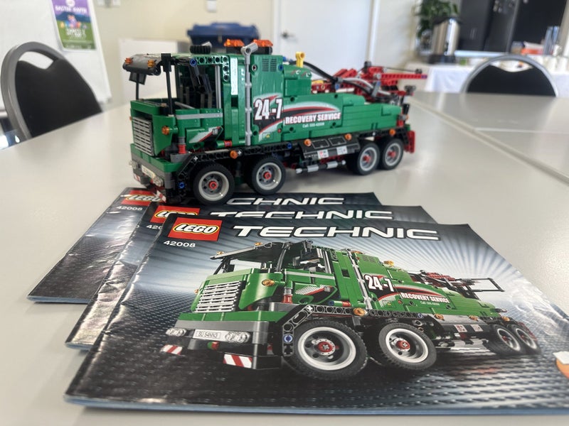Lego Technic 42008 - Service Truck Carousel 1