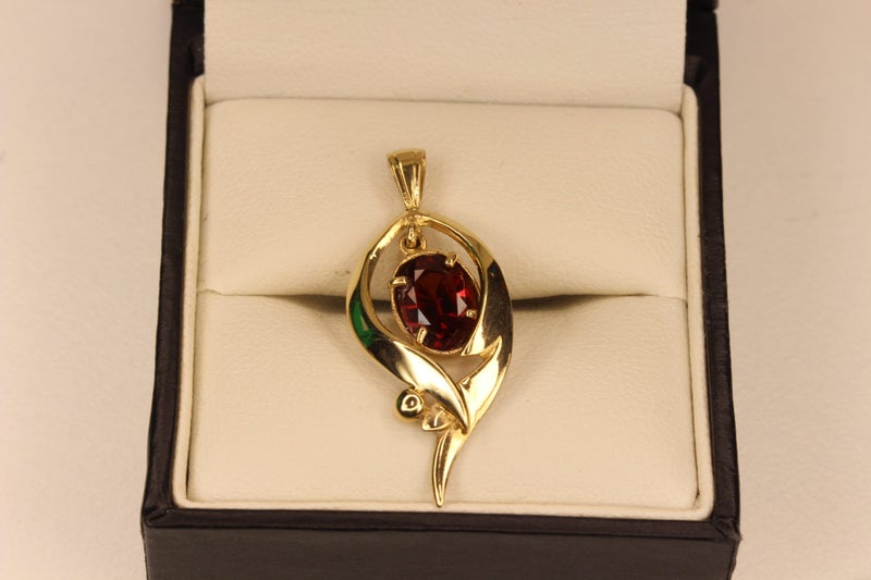 9ct Garnet pendant Carousel 1
