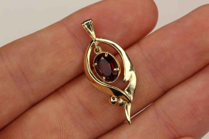 9ct Garnet pendant Carousel 5