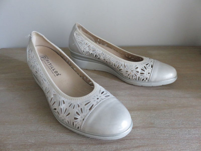 PITILLOS, STYLISH WHITE/GREY TWO-TONE MED WEDGE HEELS, SZ 9/10 (41) Carousel 2