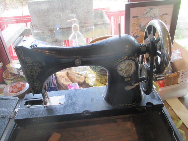 TAYLOR BIRD SEWING MACHINE . RARE . CASED WITH INSTRUCTIONS Carousel 1