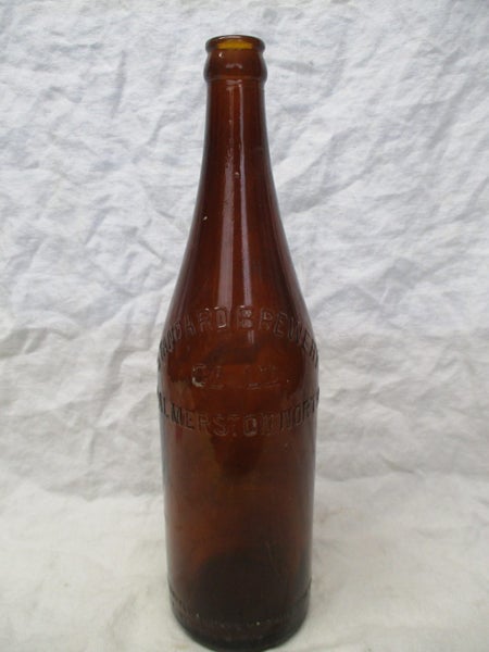 MWX 8860 - NZ Crown Top Beer Bottle 26oz - Standard Brewery Palmerston North Carousel 1
