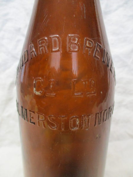 MWX 8860 - NZ Crown Top Beer Bottle 26oz - Standard Brewery Palmerston North Carousel 2