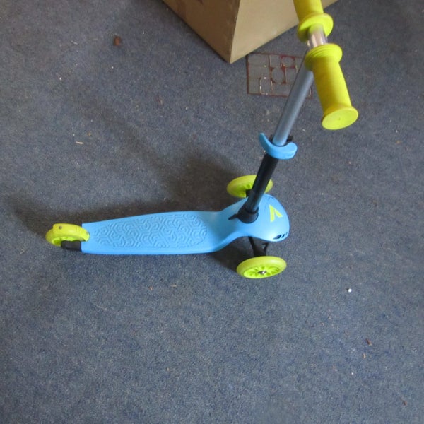 Torpedo 7 3Wheel Scooter Carousel 1