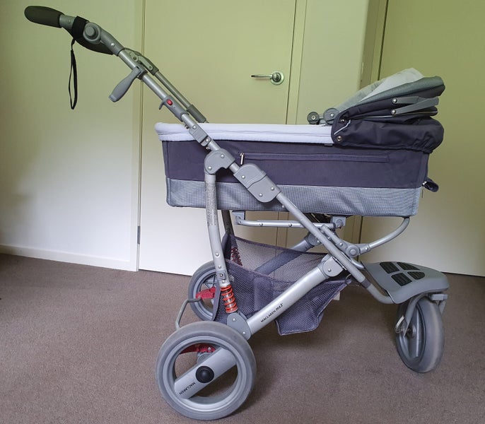 Maclaren Stroller and Interchangeable Bassinette Carousel 2