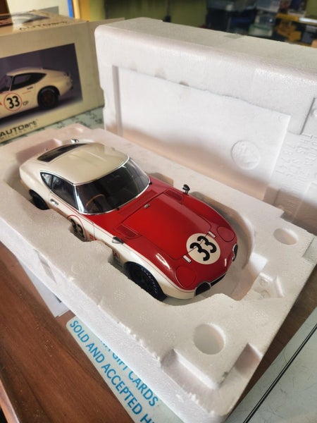 Autoart 1:18 Toyota 2000gt Carousel 1
