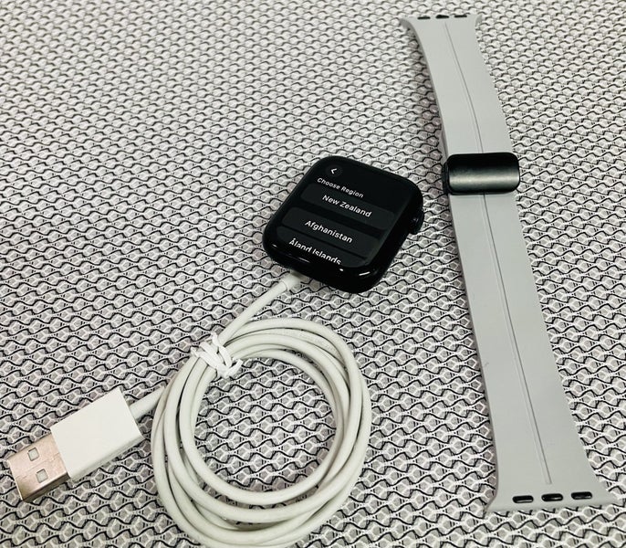 Apple Watch SE Gen 2 44 MM - Midnight Aluminum 100% Battery Health Carousel 9