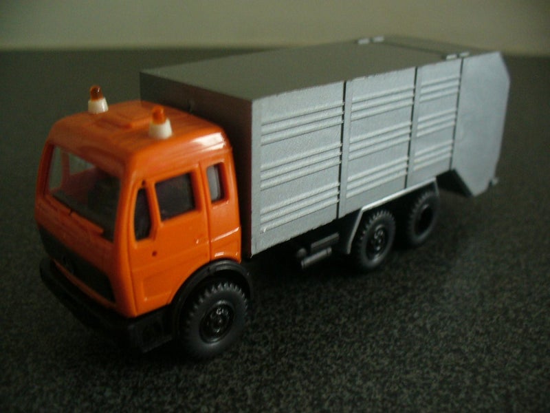 Roskopf Mercedes-Benz Rubbish Truck H0 Carousel 1
