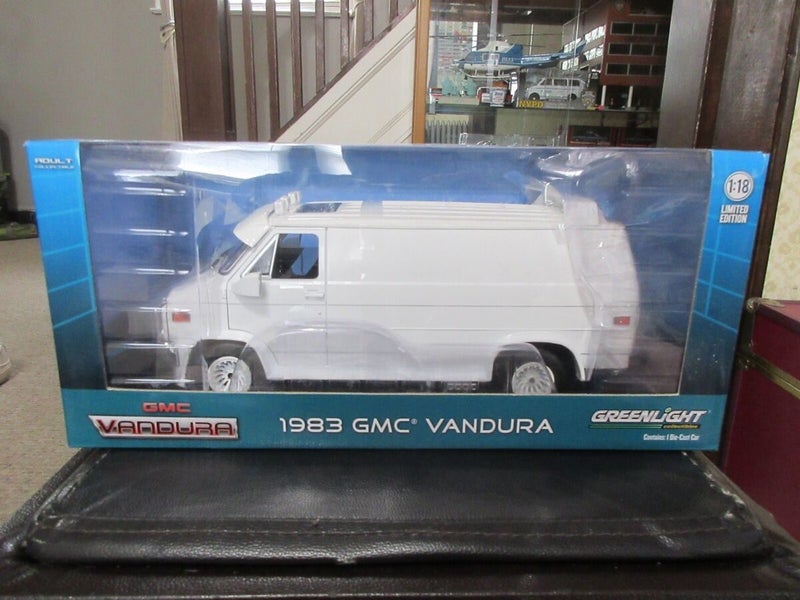 1/18 GMC Van Carousel 2
