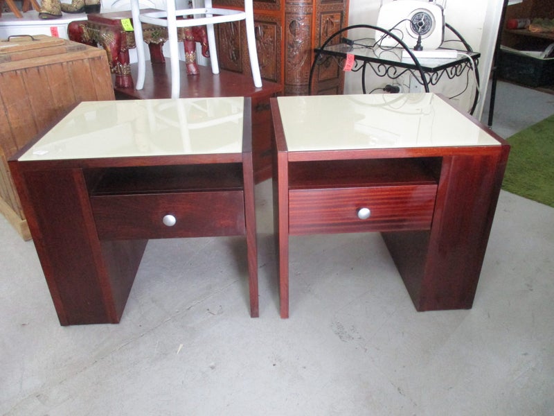 2284 PAIR OF BEDSIDES TABLES Carousel 1