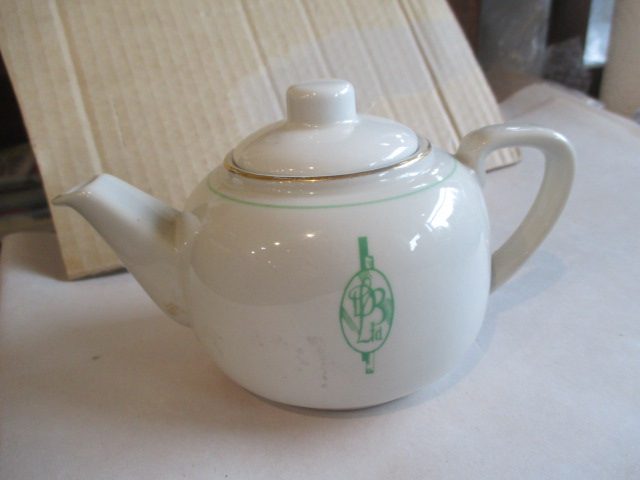 CROWN LYNN RARE " DB LTD" TEAPOT FOR ONE63612131600130110