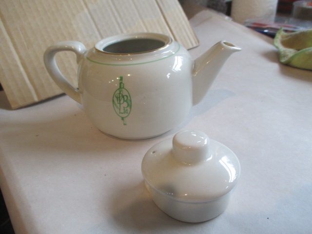 CROWN LYNN RARE " DB LTD" TEAPOT FOR ONE63612131600130112