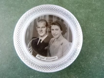 Royal Souvenir Round Glass Dish – Queen Elizabeth II & Prince Philip – Size 12cm Carousel 1