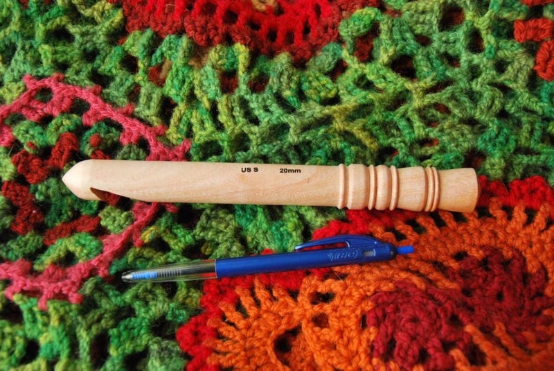 Beautiful 20mm wooden crochet hook Carousel 1
