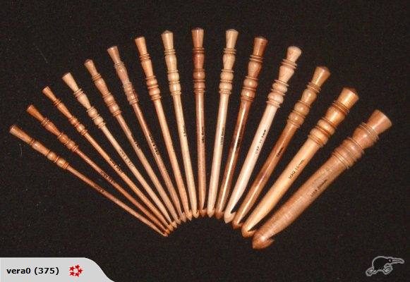 10mm Wooden Swivel Topped Crochet Hook Carousel 1