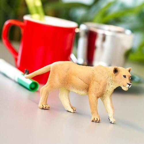Safari Ltd Lioness Carousel 14