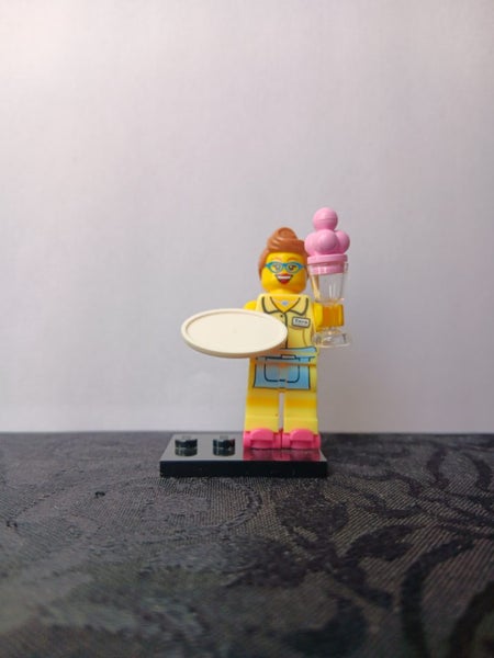 Lego minifigure Diner Waitress series 11 Carousel 1