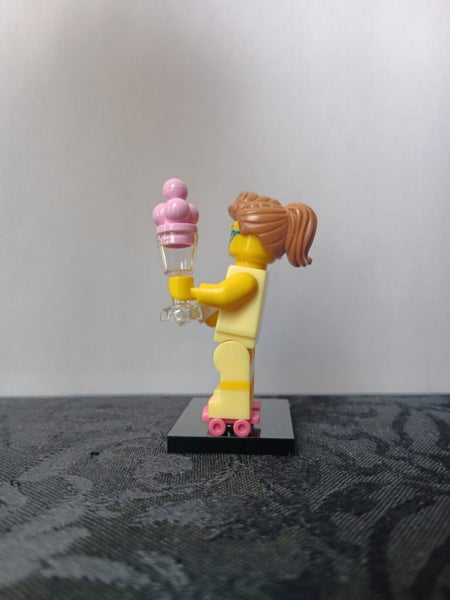 Lego minifigure Diner Waitress series 11 Carousel 4