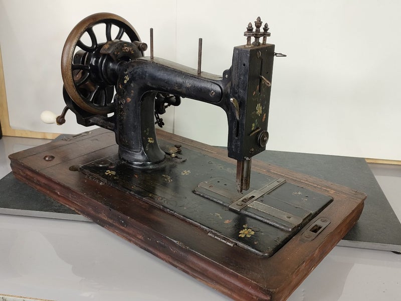 Sewing machine, display item Carousel 1