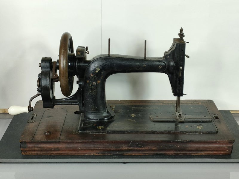 Sewing machine, display item Carousel 2